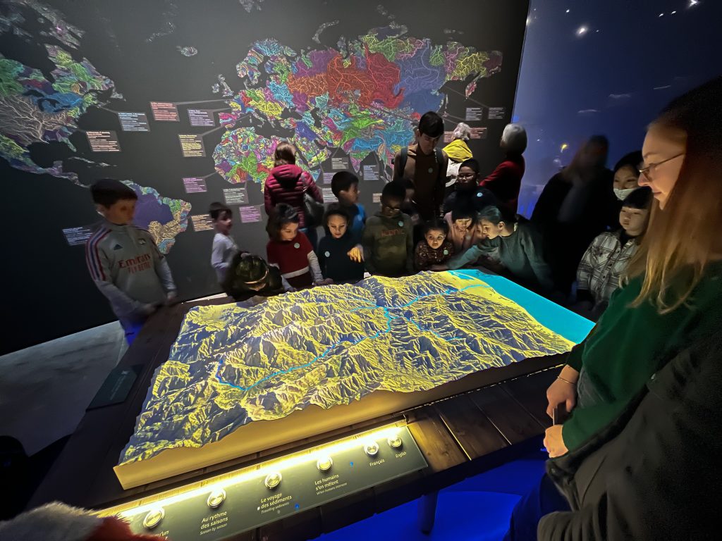 Carte relief de l'exposition "nous les fleuves" Confluences